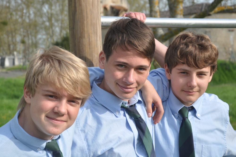 groupe d'eleve en uniforme au chateau Vaillant internat college lycee esport