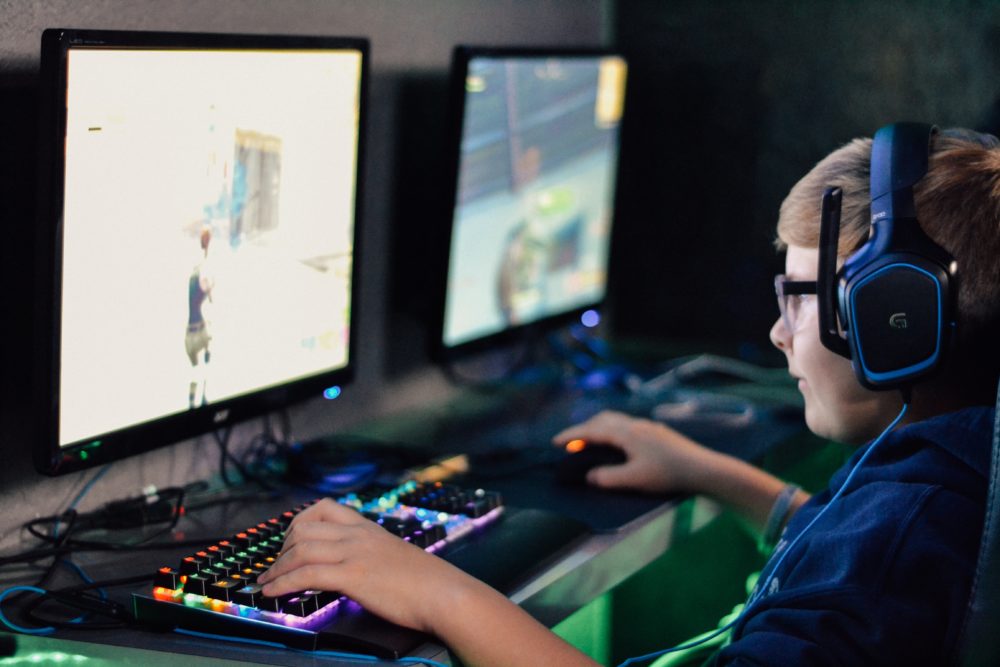 jeune garcon jouant en ligne aux jeux videos au chateau Vaillant internat college lycee esport